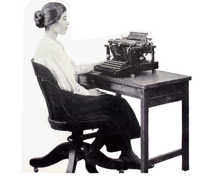 Mulher com máquina de escrever